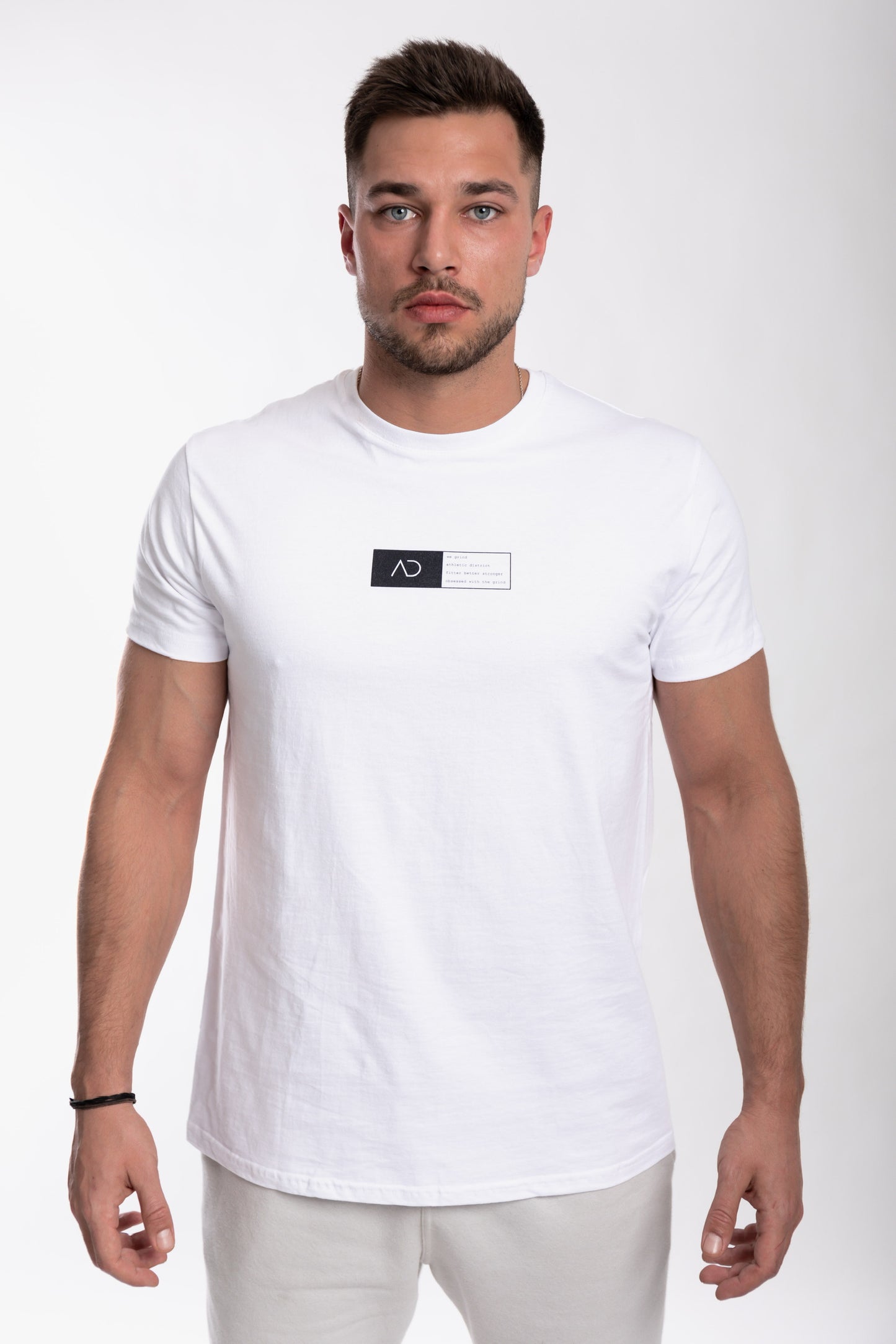 Athletic District - WE GRIND Kollektion - Muskel Fit Premium T-Shirt white black print