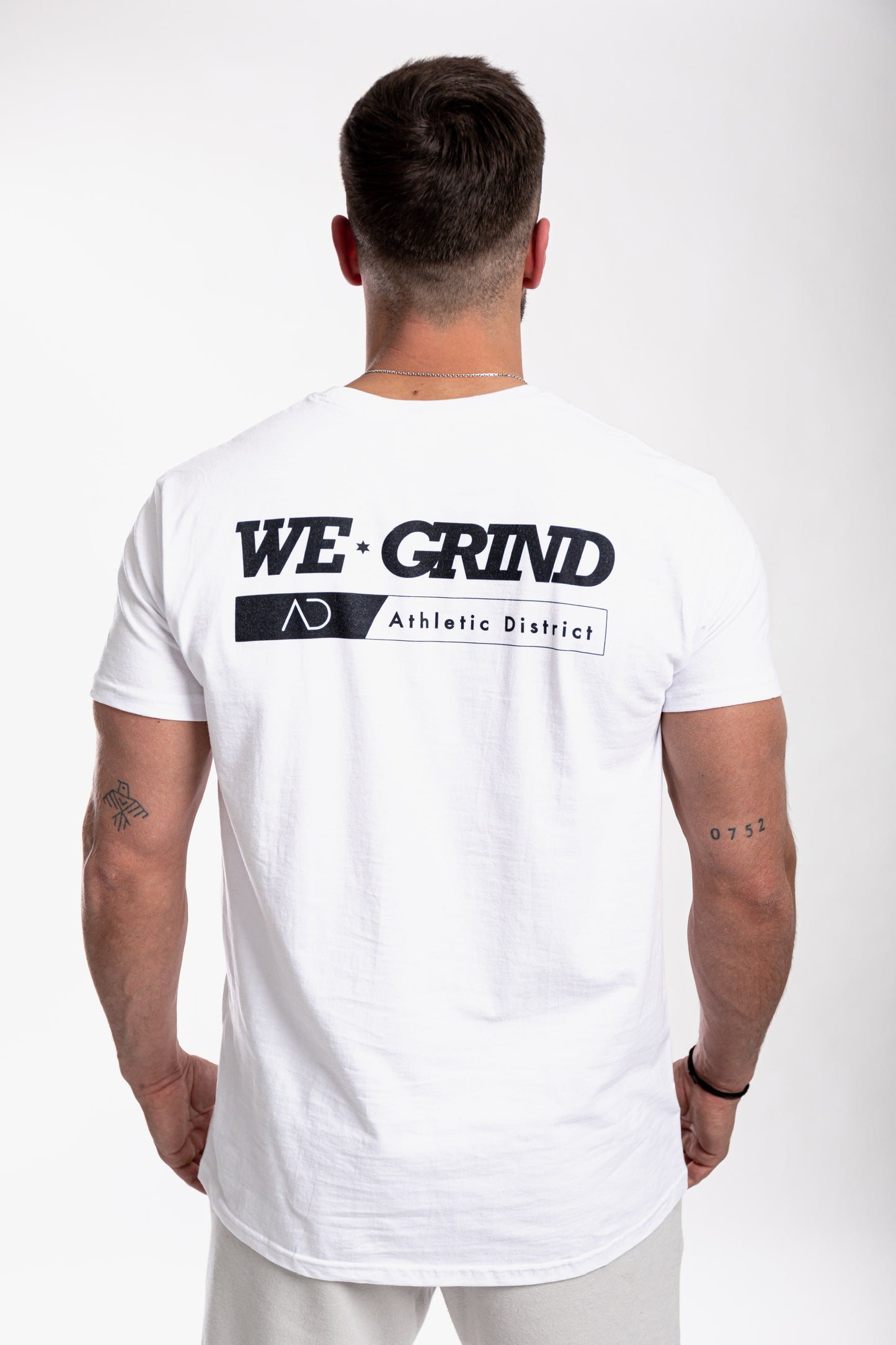 Athletic District - WE GRIND Kollektion - Muskel Fit Premium T-Shirt white black print