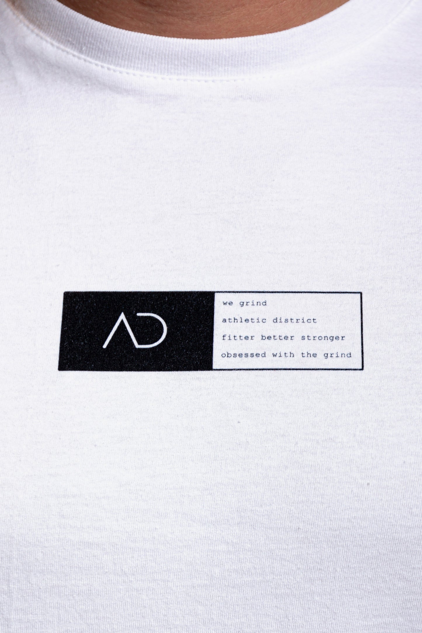 Athletic District - WE GRIND Kollektion - Muskel Fit Premium T-Shirt white black print